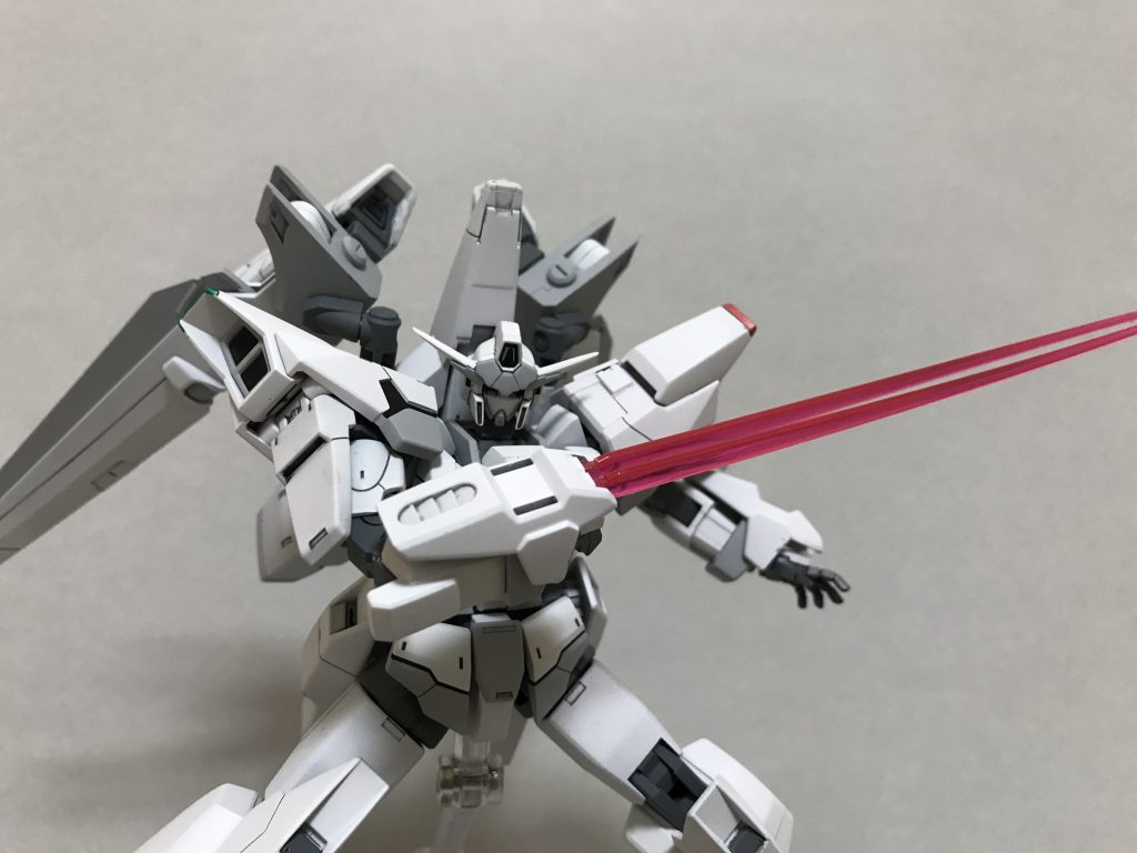 前腕をAGE-2に交換し、スターバーニングガンダムの腕カバーを磁石で付けてます
2連ビームサーベル!
使ってない時はビームバルカンになります