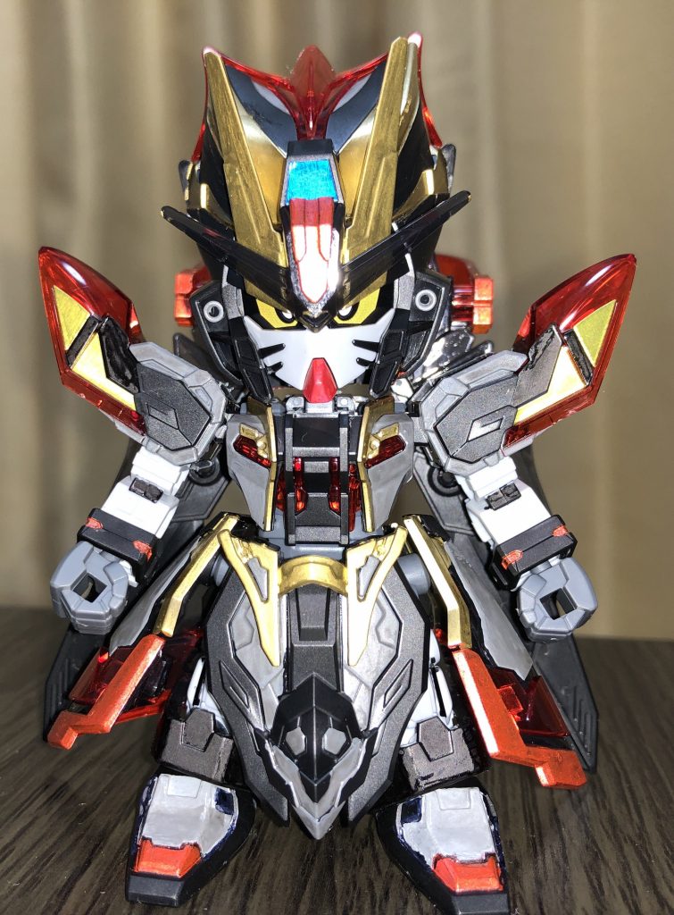 いつもの様に設定に合わせて塗装するつもりでしたが、スモークグレー部分が埋もれてしまいがちだったので自分の解釈で色分けしてます。
顔の色分けはお見事、猫髭もパーツで色分けされます。