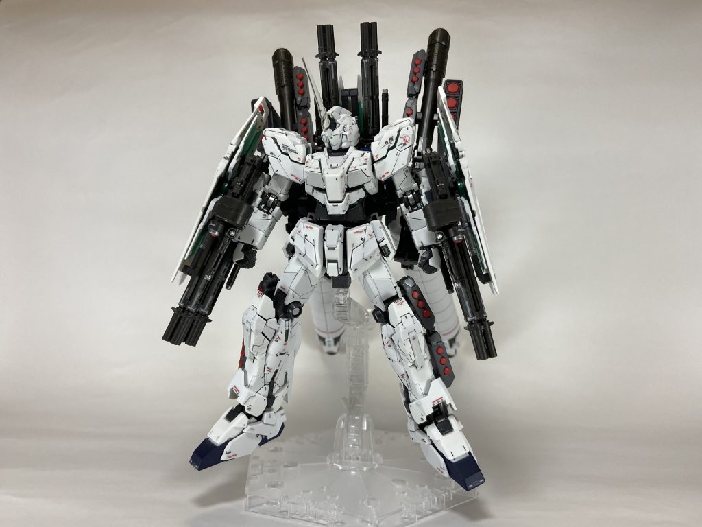 改修よりもサイコフレームの見せ方とクリアランス確保に重きを置いて造りました。
基本工作とスミ入れのために軽くモールドを掘り直した程度です。
結果…
今回はユニコーンモードに変身出来ます(๑•̀ㅂ•́)و✧