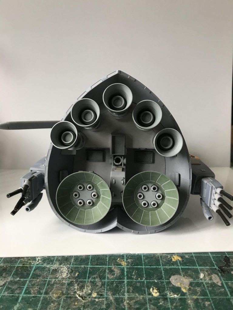 スカート内部はプラ板で蓋をしてブースターの配置を変えなくてはならなくなってしまいました。
メインブースターの基部も作り直しです。
理由は足を曲げると干渉するからです。