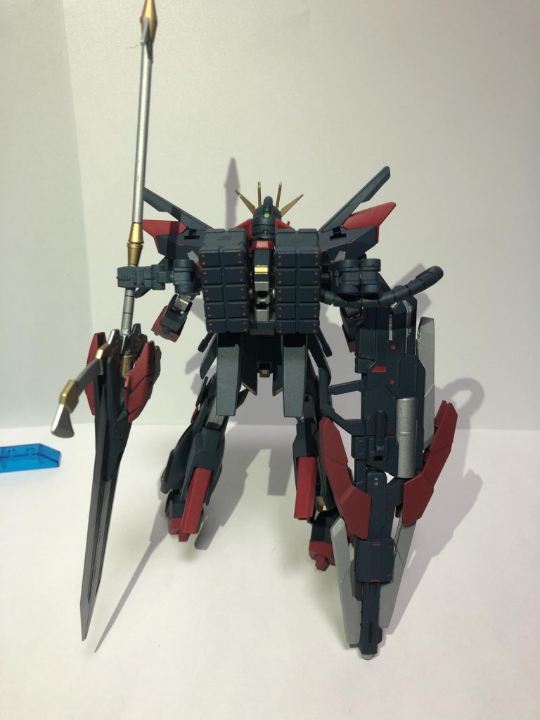 大型ビーム砲は膨大なエネルギー量を消費するため背中にエネルギータンクを2つ取り付け、またそこから大型ビーム砲へのエネルギー供給ケーブルを繋げました。
そして…
今回は……