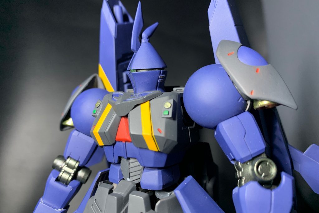 頭はブレードをプラ板でスクラッチ
本来のトンガリはジャマになるので倒れてもらいました
下部の合わせ目消し、後ハメが面倒だったのでソレっぽい感じにディテールアップ