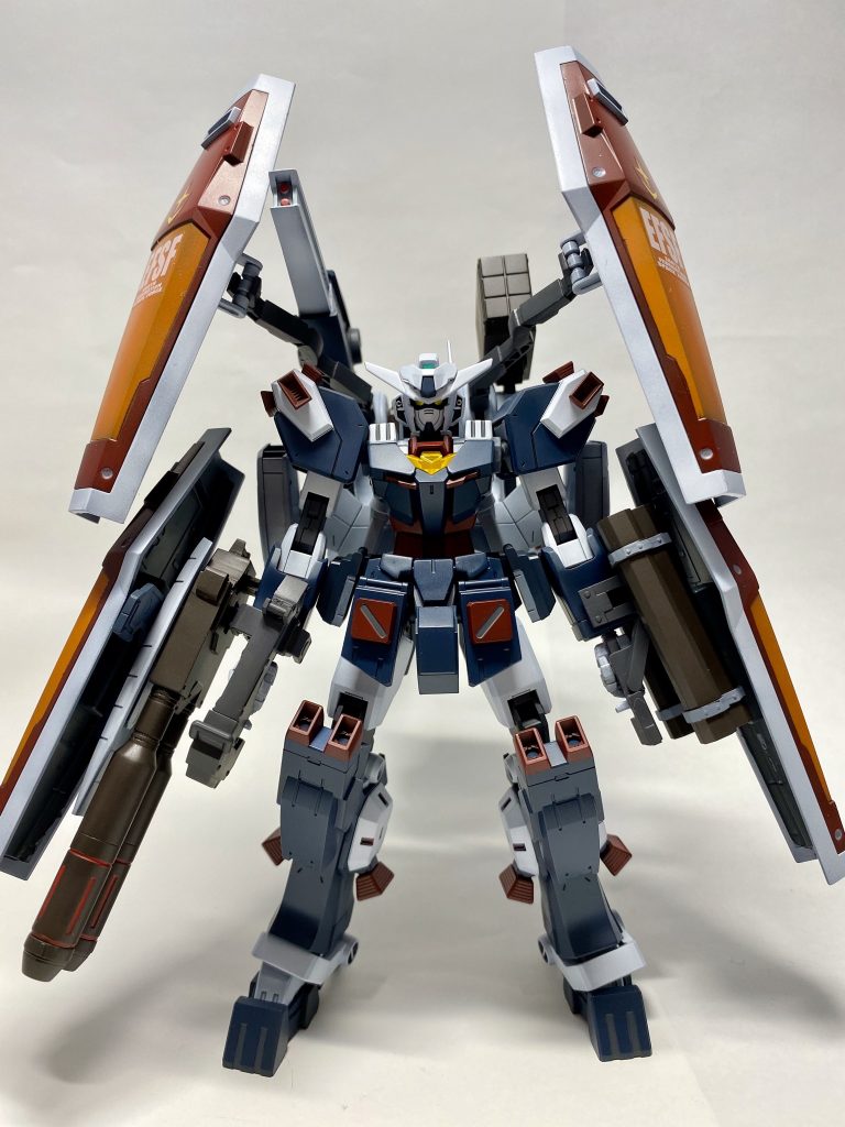 サンダーボルトのガンダムは股間に黄色のV字があるのですが、コアガンダムには無いので胸の三角を黄色にしました。