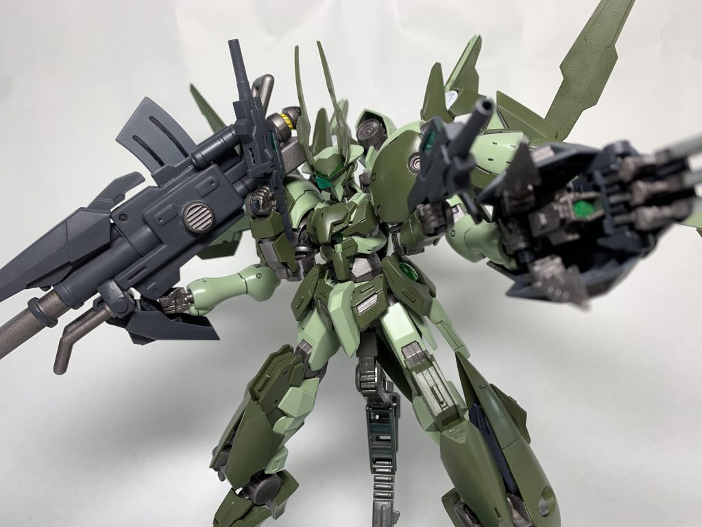 サブアームがあるため、メイン武装を装備したままGNサブマシンガン、GNビームサーベルで近〜中距離戦闘に対応することが可能。