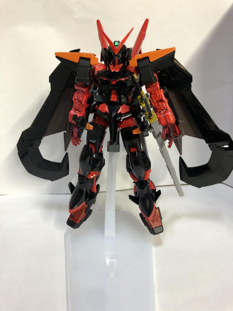 そして今度こそ完成！レッドフレームは昔1度作ったのでジャンクになってたガーベラストレートとフライトユニットへの接続パーツを回収。二刀流になり、左右にシールドとライフルを別々に取り付けられるようになりました！今回はサフ以外全てガンダムマーカーでの塗装でした。
3機のあらゆる特徴を盛り込もうと色々取り込んだ結果、フライトユニットを装備した時は自立が出来なくなりました。残念！
約1ヶ月の制作でしたが、なかなか良いものになったと思います。