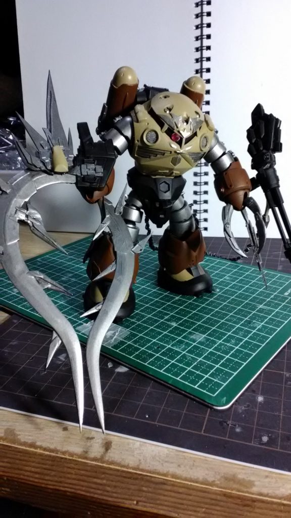 今回はシタデルでの塗装に挑戦。ベースカラーの塗装状態。
初心者でもテストピースで水加減を覚えればほぼムラなく塗れます。シタデルしゅごい……サフは高価ですがスプレー塗装と各色の一品当たりのコストはどっこいなので割り切りの問題かもです。
ベース、シェイド(ナルンオイルのみ)、リアルタッチマーカーのグレイ2での陰影、シャドウっぽくの表現を頑張り、シタデルのドライ1色でドライブラシを施しました。汚しも良いですね~^^