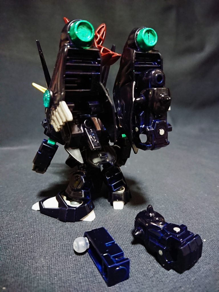 バックパックは医療箱には見立て設定しました。
交換用の腕は攻城兵器から転用し2本懸架できます。
元がダーク系カラーのため闇医者という設定を盛り込み、極力カラーリングも装飾や差し色を入れず目立たないようにしています。