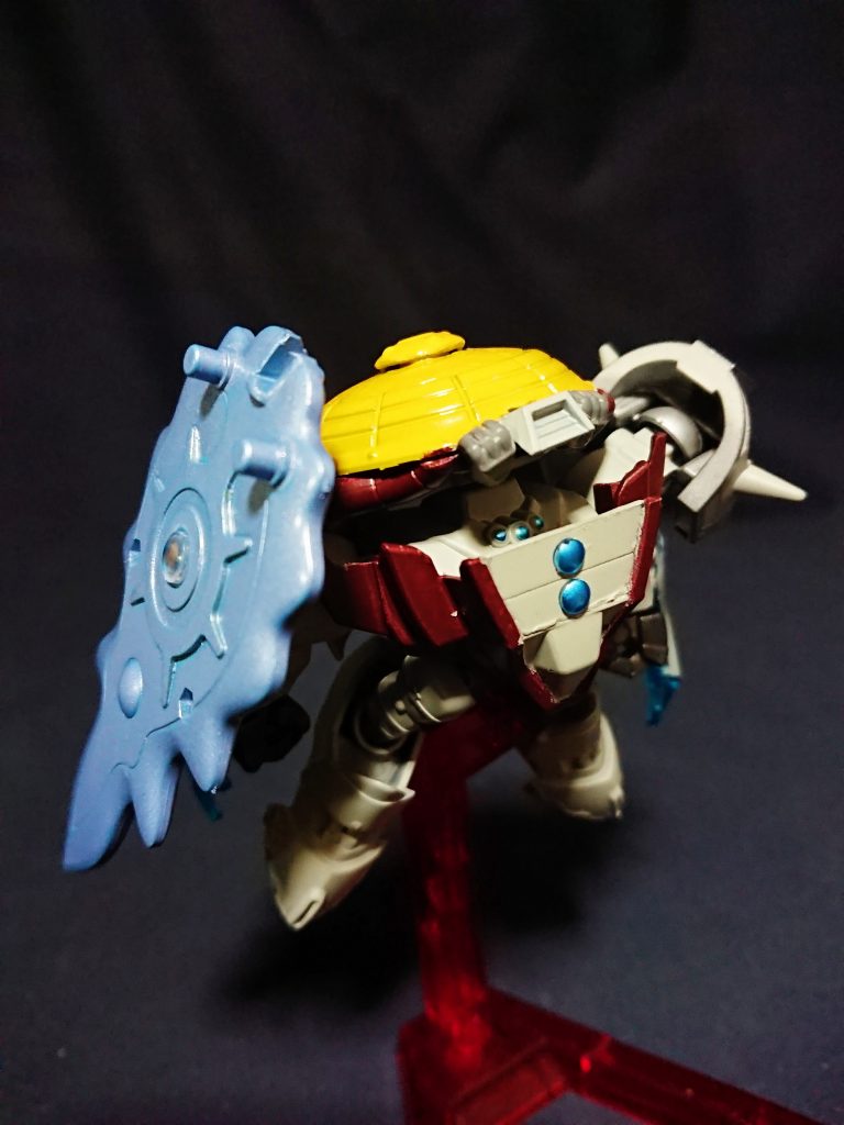 頭部形状を出す際に最初は攻城兵器のタイヤを使用しました。
頭頂が平べったくなるのとカドができるので胡軫ギャンの盾に変更しましたが、タイヤを使うよりしっくりきて変更して正解でした。
内部は黄蓋グフの頭部を解体し仕込んでいます。