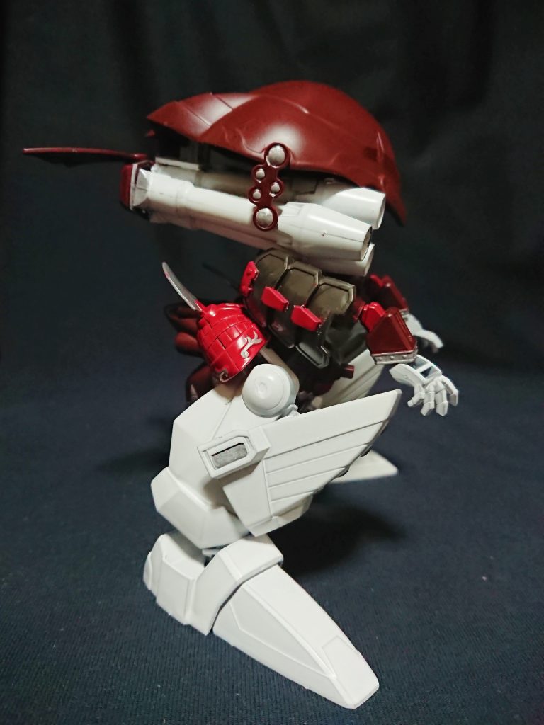 横から見てもウォドム感を損なわないようにしています。
ほぼ塗装のおかげですがw
なのでウォドムも他∀機体同様に装飾部分のカラーは少なめです。