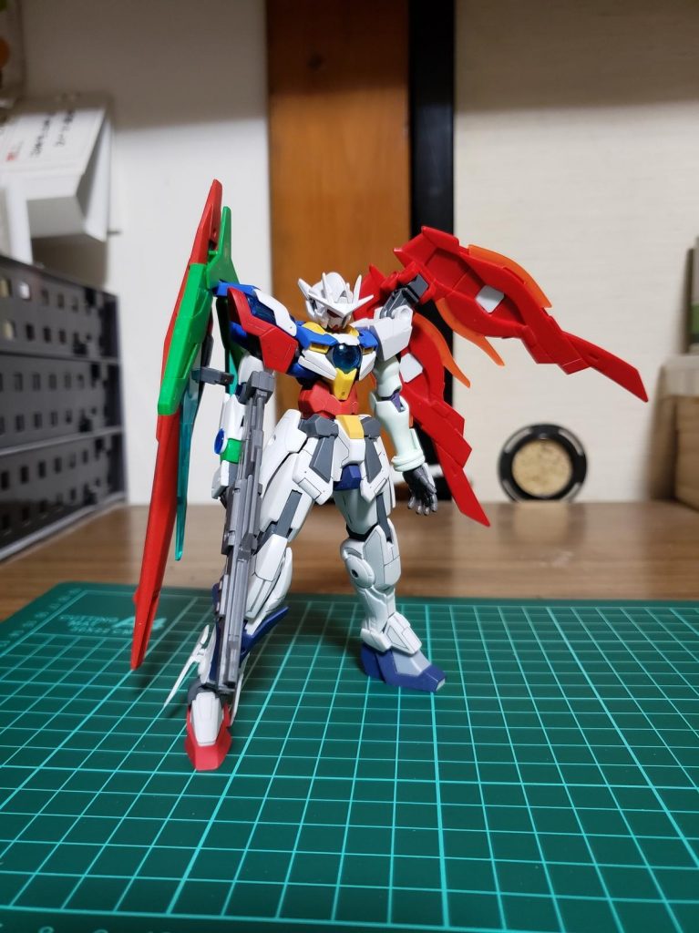 今回はあまり多く撮影しなかったので、ここからは制作記をw
リペアにすると決めた時から左右非対称にしようと思ってたのですが初めてだったもので苦戦しました^^;
左腕はGルシファーの丸みのある腕を使い有機的っぽさを演出、右足はダブルオーダイバースカイを使い左右非対称の中に変化を付けています。