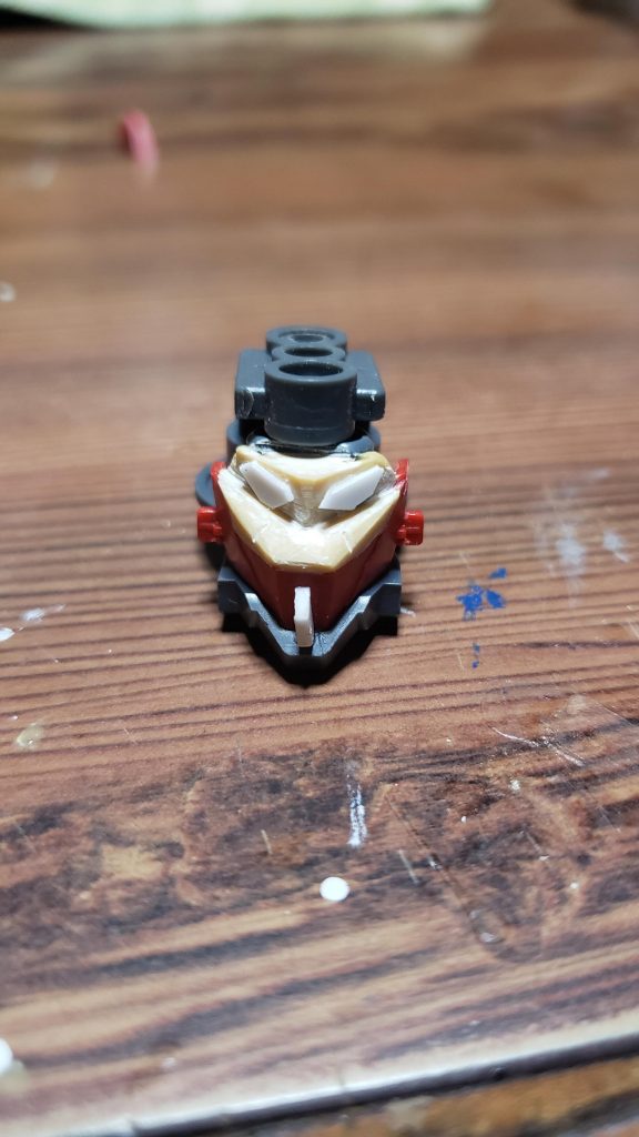 SDシナンジュのフェイスにパテでツインアイを作ってましたが、まぁ見えない(笑)