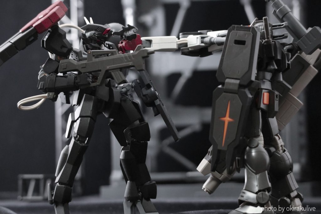 左腕で掴み拘束しながら撃ちまくりとか。