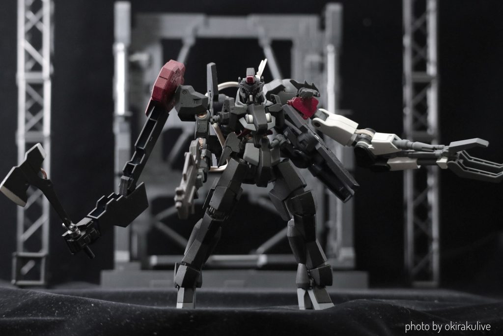 右肩のサブアーム展開でめちゃくちゃリーチを長くしたり。