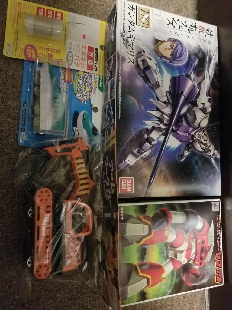 使用した材料から
HGキマリス   (1200円)
1/144 ゾゴック (400円)
ショベルカー   (100円)
新幹線のおもちゃ (100円)
100均パテ    (100円)
上記プラス100均糸はんだで
2000円ぴったりになります。