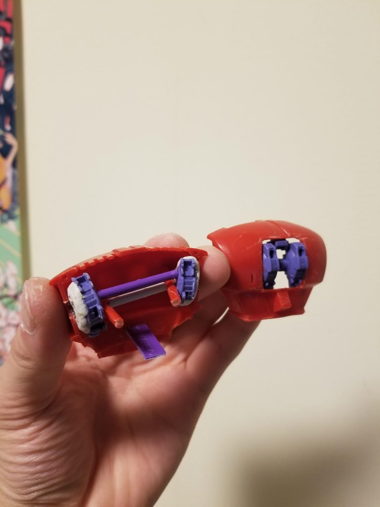 旧キットゾゴックにキマリスの各間接移植。ただ切って貼っただけだと肩間接嵌める時に強度が保てなさそうだったのでランナーを使って内側方向への強度増してます。
腹部分のランナータグは腰部分の接続箇所を接着する場所になります。逆にここは強度増ししなかったせいで腰と接続した際に度々接着外れたりして大変でした…。
なぜ補強しなかったのか、これがわからない。