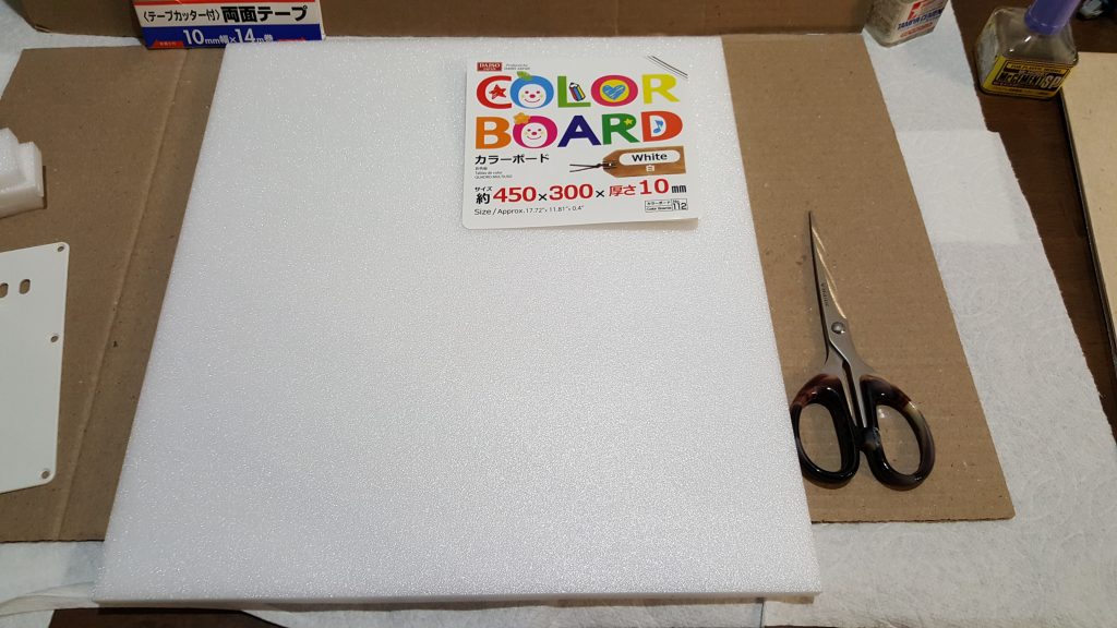 ダイソーの10mm厚スチレンボードを切り出しました。
ハサミ写ってますが実際はカッターで切り出し