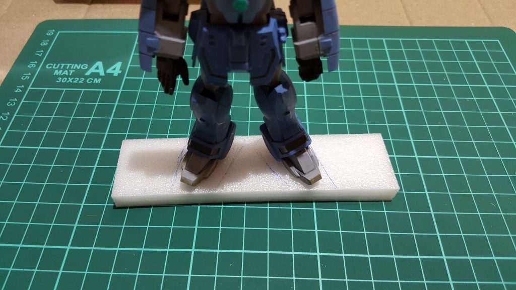 一番上の１枚だけシャイニングが中でずれないよう足形に沿って切り出し、２枚目の板と固定しました。

こうして*なんちゃってブリスターパック*完成(gandam-hand2)