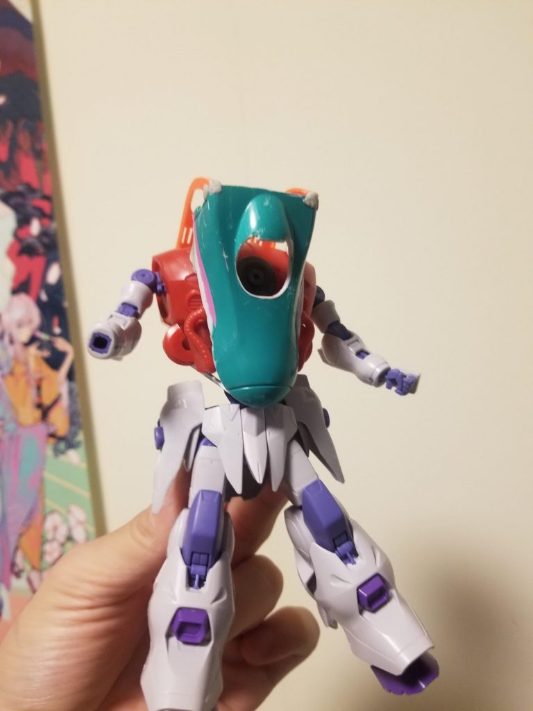 大まかなミキシング終了時。
モノアイ部分は新幹線の車輪
フェイスガードは新幹線の先端部とショベルカーのフレームで
腰部サイドアーマーはキマリスの肩をほぼほぼそのまま移植
各所についてるタンクはゾゴックから
正面なんで見えないですがバックパックはキマリスバックパックベースにキマリス胴体、ショベルカーの履帯部とタイヤで作成してあります。