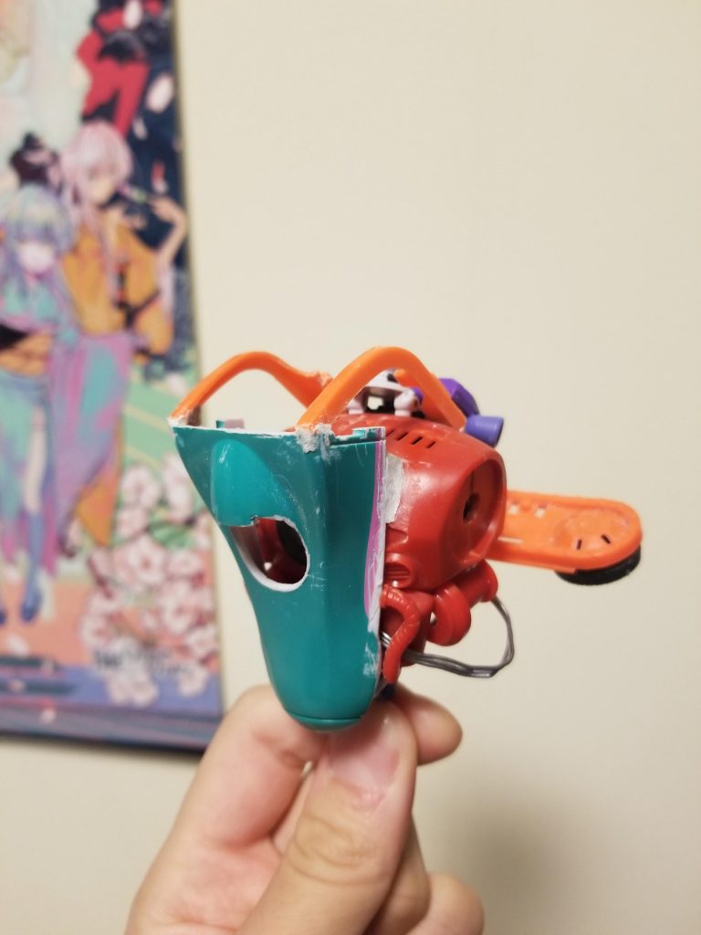 各所にはんだでパイピング。
パイピングしたところの根本にはシーリングイメージでパテ盛ってあります。
そのあと塗装に入りまして
グレーサフからラッカー塗料のグランプリホワイトを機体色に
各所塗り分けはすべてクレオス水性塗料の新しいやつで(これまじでおすすめです。超発色よくなってる)
最後にフィルタリキッドの紫で軽く影入れて、墨入れしてつや消し吹いて終わりです!