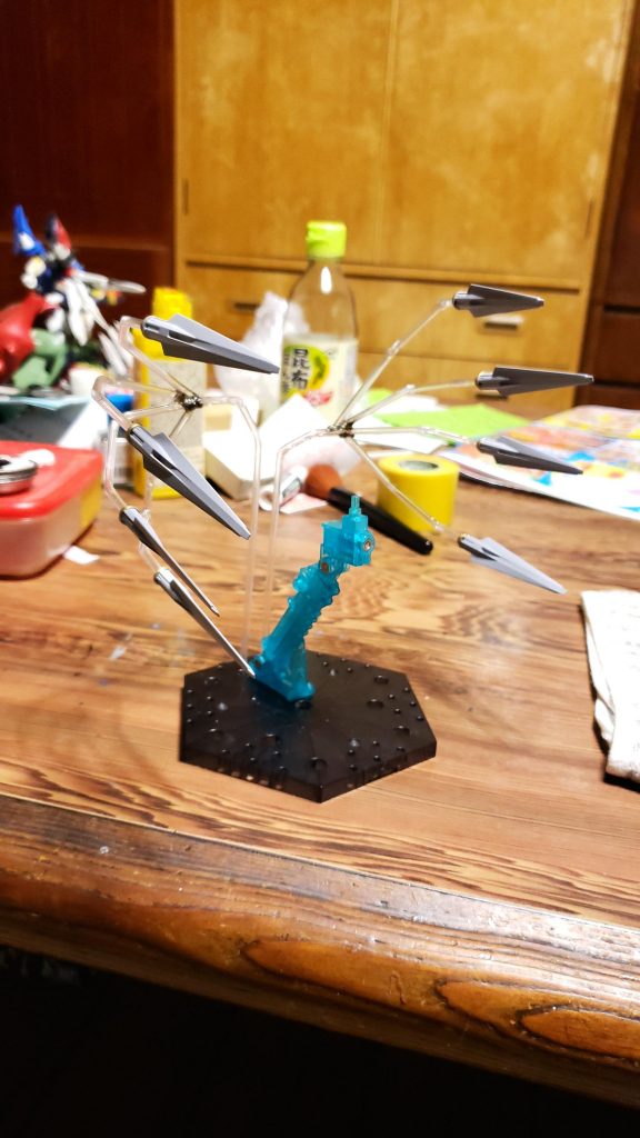 ドラグーン展開用ディスプレイ
3mmの透明プラパイプをターボライターで熱して曲げてます、接合部はプラを少し溶かして溶着してます(笑)
耐久力はほぼありません!