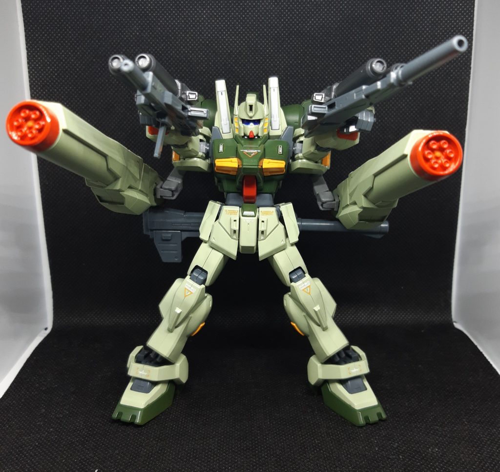 お約束の全弾発射。背負いものが重たいので、このポーズの方が自立は安定してます。