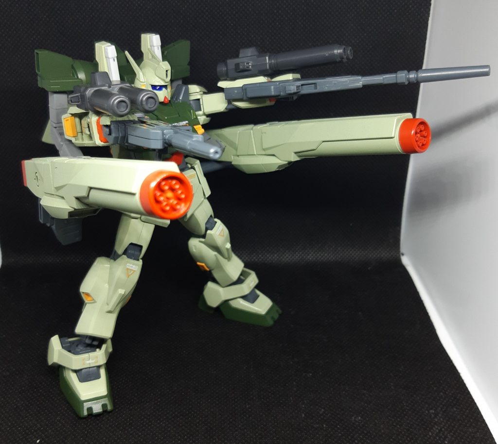 斜めから。元キットが古いらしく稼働はイマイチ。SEED系のライフル構えるポーズは無理でした。