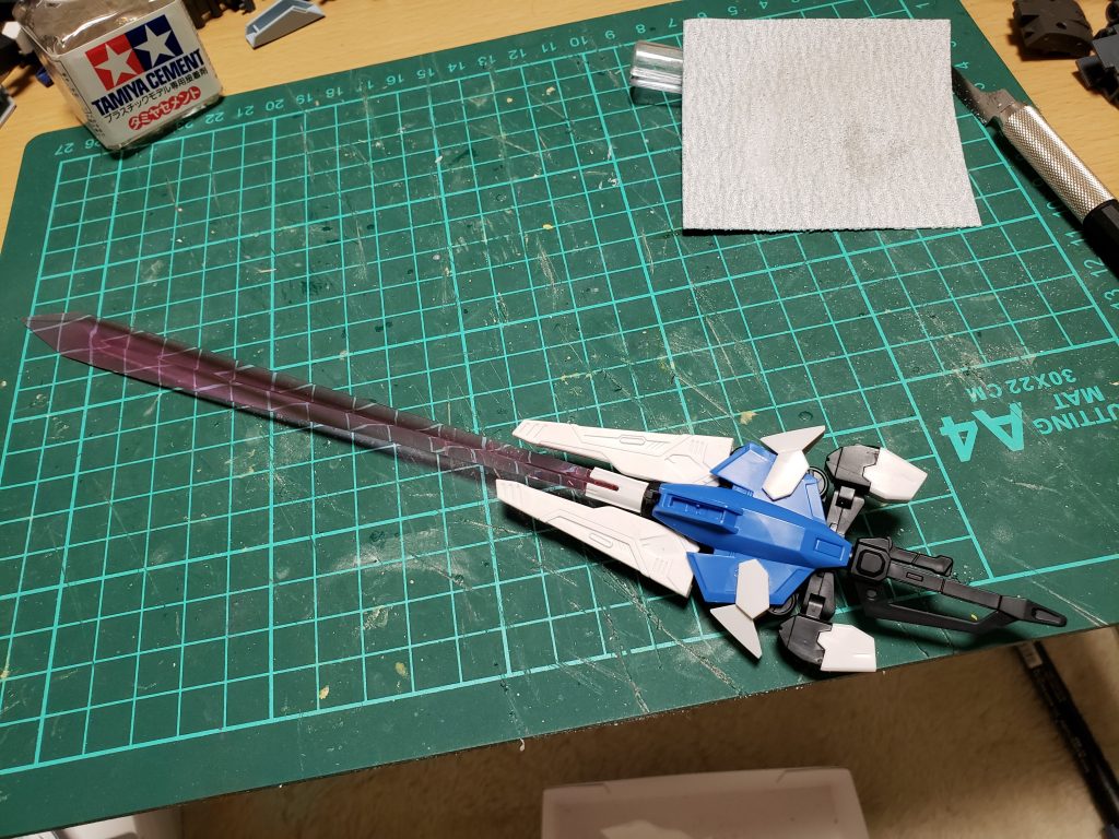 メインの長剣はブルーフレームの大剣をベースにSDCSフリーダムのビーム砲を移植し、剣の部分はトライオン3の物を使ってみました。