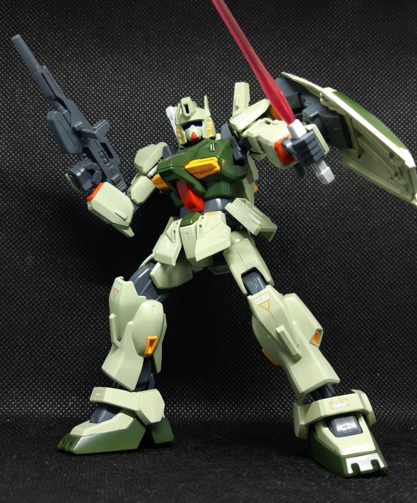 ジェガン系の薄緑と強化改造機らしく濃い緑と思って塗装したのですが、組んでみるとなんだか鹵獲カラーみたいですね。デカールは旧キットをイメージしてます。