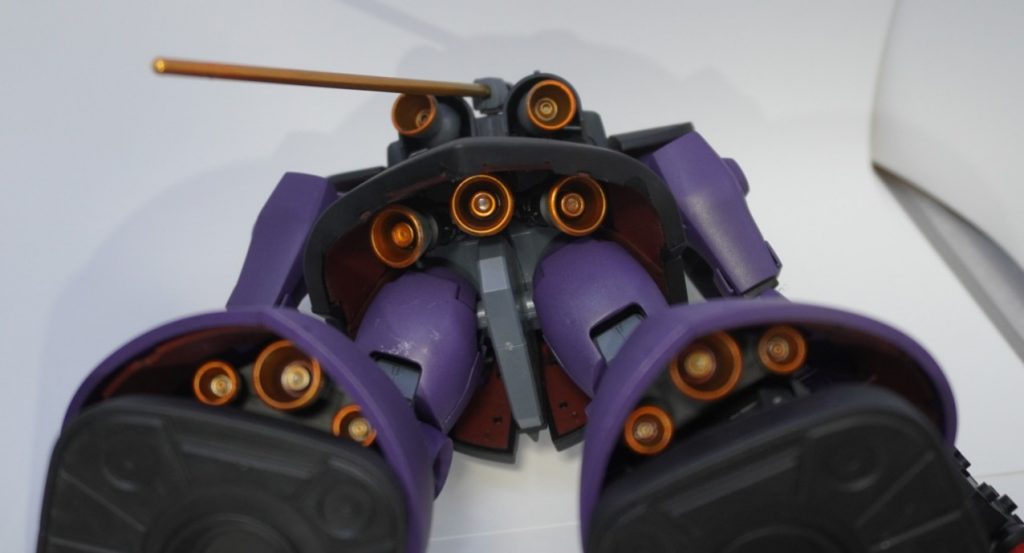 腰部、脚部バーニア？メタリックで塗装