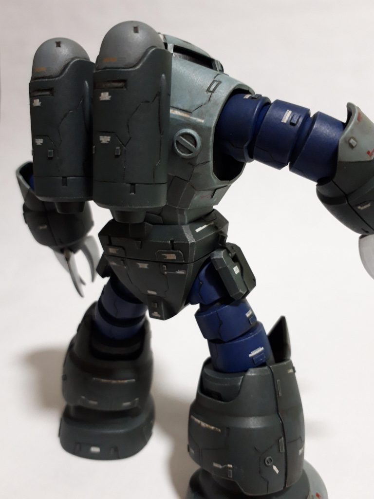 陸上での機動力の要、足の付け根をアーマーで、しっかりガード。