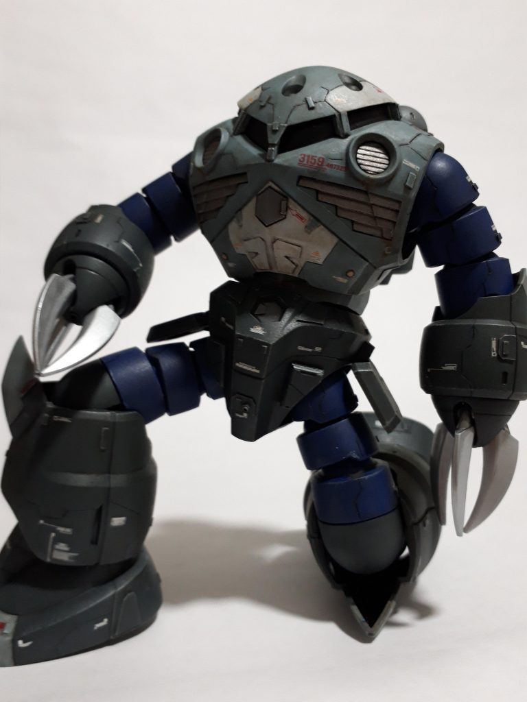 膝たちもキレイです。このあと、ウォッシングのエナメル塗料のせいで、左ふともものパーツが割れました。