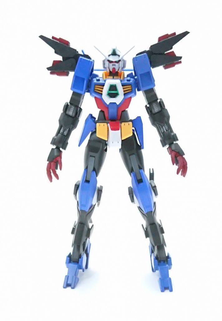 正面です。
スパローの原型はほぼないです(笑)
使ったキットを説明しときます。
肩:コトブキヤのラジエートフィンA(一部スラスター増加してます)。
腕:バルバドス
手:ゼダス
脚:タブルオーダイバー(膝はエースユニットの横に付いてる羽を切ってます)。
足のスラスター:バルバドス
足:AGEⅡマグナム SV ver.
踵の武器:シナンジュのビームトマホーク