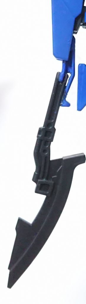 ビームトマホークはこんな感じにパーツを切って接着剤でつけてます。
肩も接着剤でつけてます。