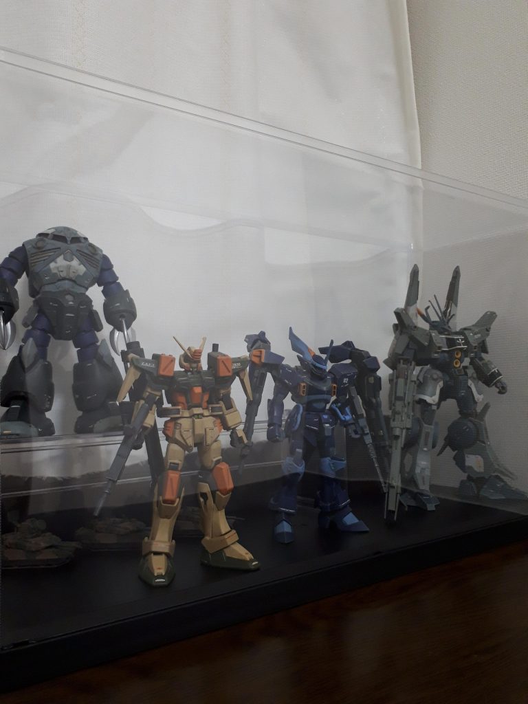 撮影後、破損箇所とポージングで擦れた塗膜を補修して、せんぱい達と一緒にケースにIN。お疲れさま。