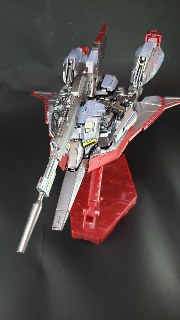 ウェイブライダー1
高性能な可変システム
本機は当時の可変MSとして傑出した完成度を誇り、緻密な変形機構によって高性能なMSとWRを両立した。MSとWRでは基本構造や必要とされる技術がまったく異なるが、それゆえに双方の機能を併せ持つ本機は戦術的に大きな意味を持つ。これは自身の兵器としての性格を任意に変更できるということであり、旧来のMSにおいては実現不可能な戦術であった。すなわち本機は「自らのMSとしての戦力を自力で戦線に空輸することが可能」である。Ζガンダムはアナハイム・エレクトロニクス社内において第二のRX-78 ガンダムとして期待された[10]。