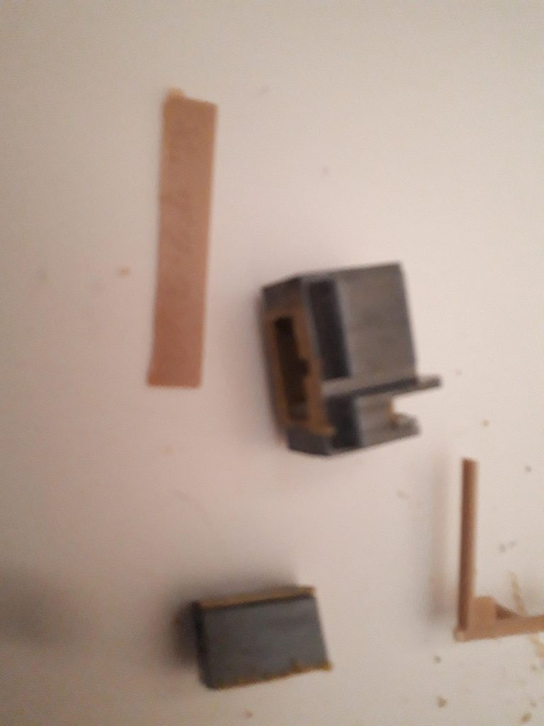 バックパックはビッグガンの取り付け部分をノコギリで切断。ランナータグの細切りで蓋しました。