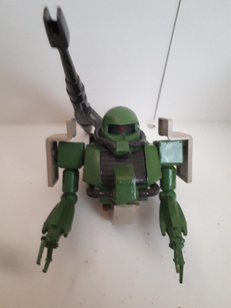 制作中の上半身。大砲についてる保護板?のパーツは最終的に肩アーマーに干渉するので取り外しました。