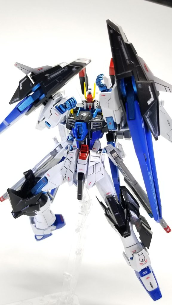 作ってる途中に気付いたのですが肩のドラグーンシステムが腕に滅茶苦茶干渉するんです。(笑)本当は縦方向にも動く様に稼働アームを追加予定するはずがいい改造方法が思い浮かばす結局今の状況になりました
(-_-;)