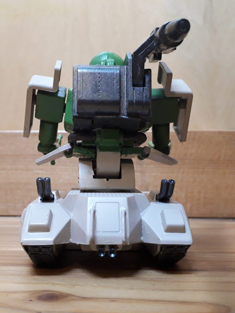 後方から。後述しますがビッグガンの取り付け部分を切り落として雑に塞ぎ、大砲についていたなんかの板もはずしました。大砲の上下はできます。