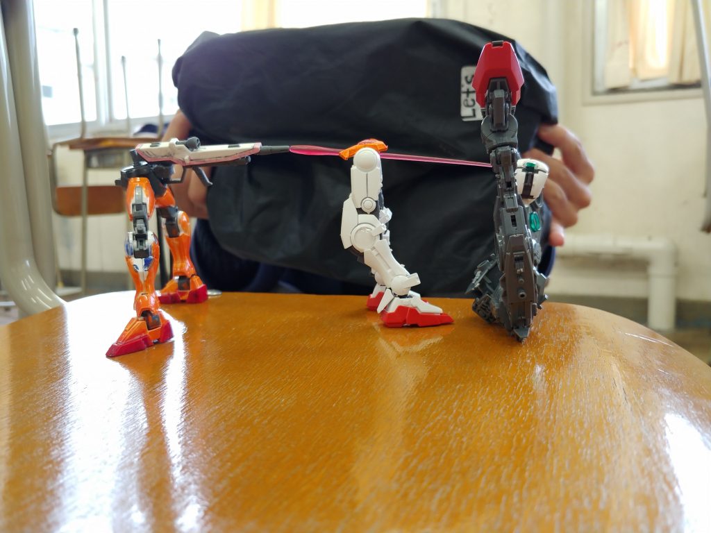 横から見たガンプラ
かっこいいでしょ