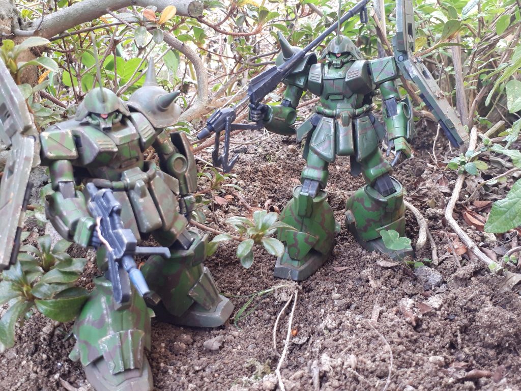 前作(向かって左側)のスポンジチッピング、あまりにもシルバーが目立ったので控えめに