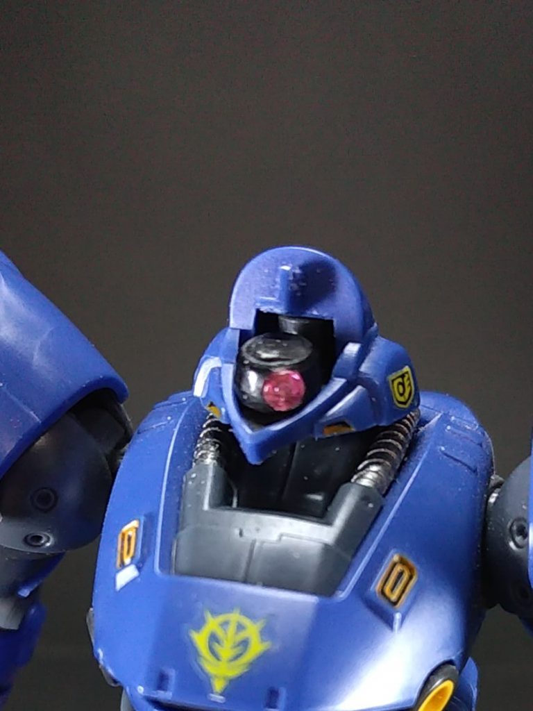 モノアイの可動化は、コトブキヤの「M.S.Gメカサプライ ジョイントセットB」のボールジョイントのメス側の中央にパテを使って土台を作って、「ビルダーズパーツ サイトレンズ」を埋め込んでます。