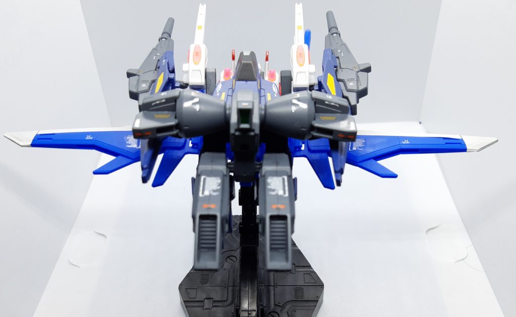 イメージとしては、3対3のバトルで機体がダメージを負った終盤、ブースター3機で合体して切り札の大技を出す感じです。