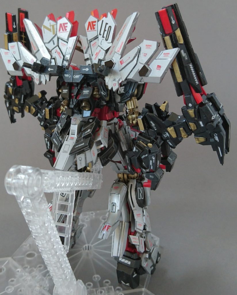 後ろ姿(アームド・アーマーDE離脱時)です!
機体名の「LEO」は獅子座という意味と、ビットを2つ使って戦うとある異次元型戦闘機の名前から着けました(  ^∀^)
次は武装の紹介です!