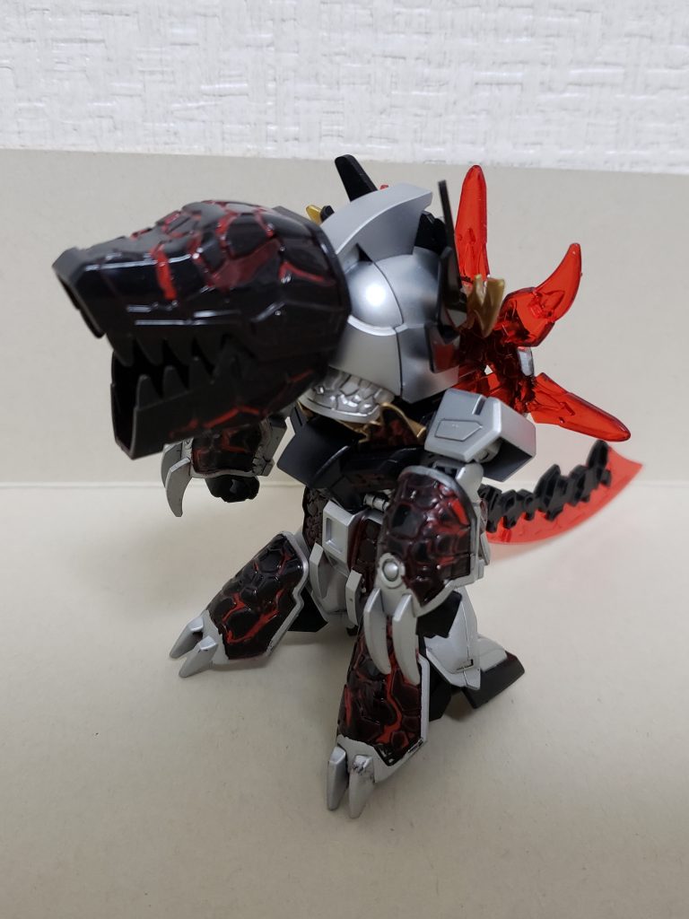 凶竜形態
三国創傑伝初の変形ギミックがあるキットです。
赤が暗いですね。