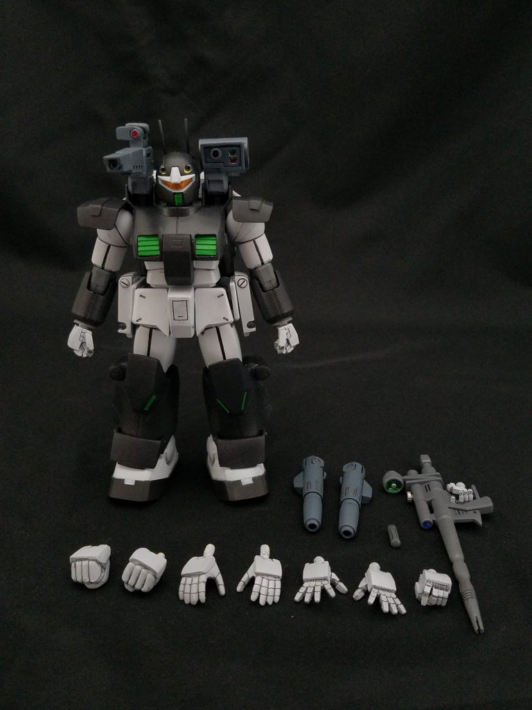 本作の全容。
ビルダーズパーツのハンドパーツ各種、旧キット付属のハンドパーツ各種、240mmキャノン砲、ビームライフル、ファイアナッツ。