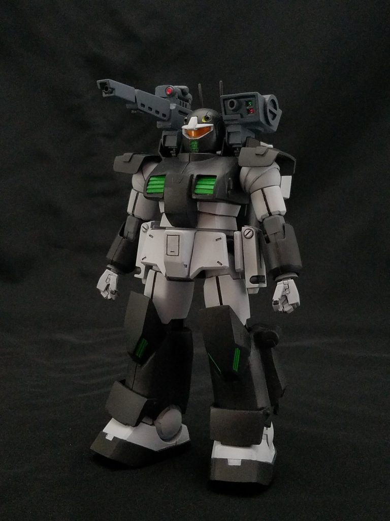 フロントビュー。
関節は旧キットのような蛇腹ではなく、旧HGUCのデザインのままで同系統の機体として統一しました。