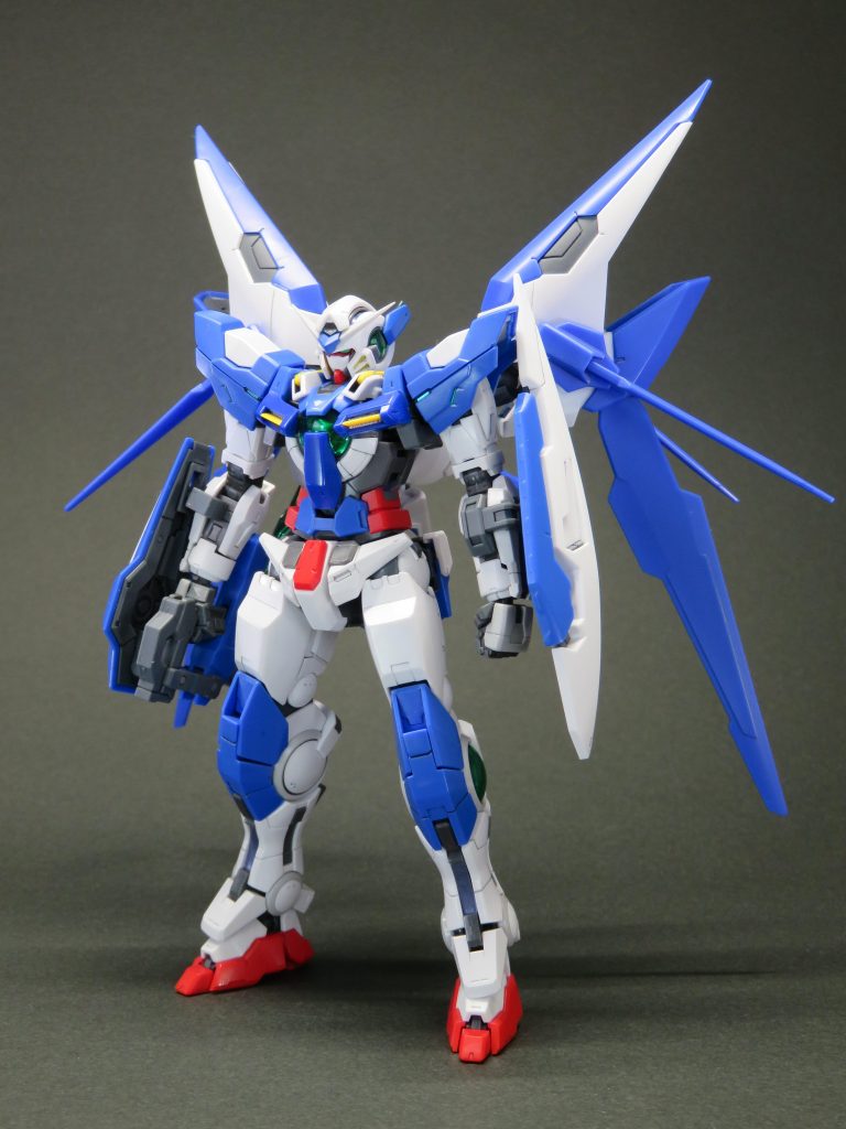 正面
本体は基本そのままですがスネのコードをRⅢの設定画と同じくむき出し状態に、
ついでに頭部パーツの一部を塗装してアメイジングエクシアっぽい雰囲気にしました