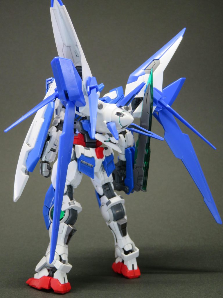 背面
ブースターは可動域を増やし、中央にダブルオーダイバーのコーン型スラスターを加工して取り付けました