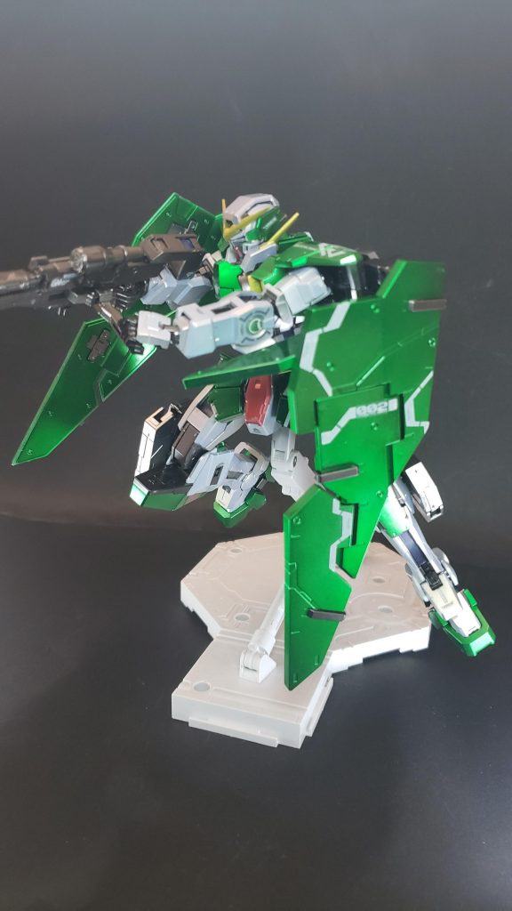 正面3
GNスナイパーライフル
デュナメス専用のビームライフル。連射能力は低いものの、高い遠距離射撃能力を有しており、ロックオンでなければ使いこなせない[54]。銃身下部に姿勢安定用のバイポッドが備えられている。不使用時は肩部アタッチメントに懸架される。